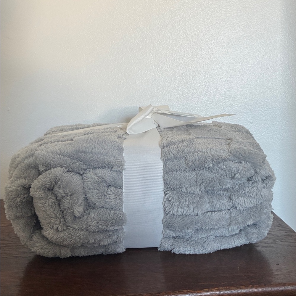 NWT- Luxurious Super Soft- Gray Embossed Checkerboard Oversized Blanket 76x86 - Picture 13 of 17